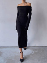 Schulterfreies, schwarzes, langärmliges Maxikleid aus Strick